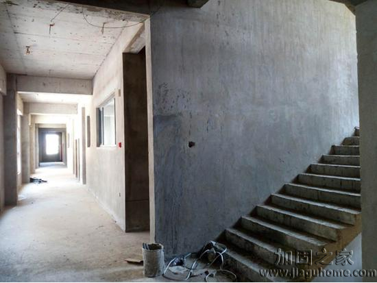 鳳凰新城小區(qū)某公辦性質(zhì)的幼兒園建成已四年，目前還未投入使用，外觀美麗里面卻沒有任何裝修